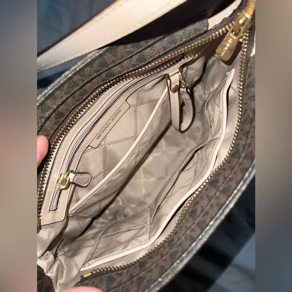 Michael Kors side bag 🫶🏼 - Picture 2 of 3
